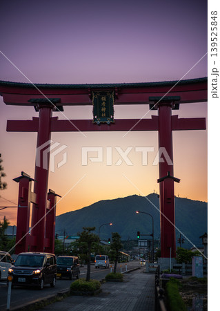 夕暮れの弥彦神社大鳥居 夕暮れの弥彦神社大鳥居 139525848