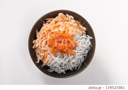 海鮮丼　（桜えび　しらす　とびっこ）［しらす国内産　桜えび台湾産］ 139525861