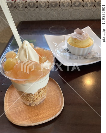 桃ソフトクリーム～下にシリアル&チーズケーキ 139525901