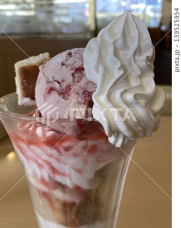 苺とチーズケーキの贅沢ご褒美パフェ 苺とチーズケーキの贅沢ご褒美パフェ 139525954