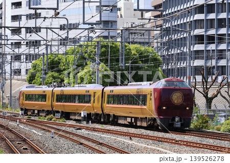 新大阪駅に到着する奈良行きの特急まほろば 139526278