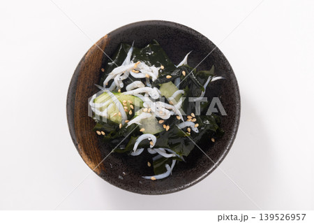ワカメときゅうり酢の物 釜揚げしらす添え ワカメときゅうり酢の物 釜揚げしらす添え 139526957