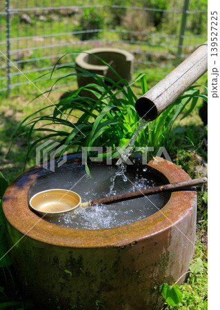 竹筒から水が流れる出る手水舎 竹筒から水が流れる出る手水舎 139527225