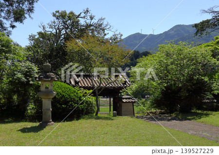 ロマンチック茨城（板敷山大覚寺の山門。緑芽生える空の向こうに見えるは山岳信仰の山「加波山」）石岡市 139527229