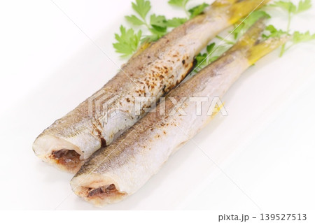 カマスの塩焼き　魚料理　明るい背景 139527513