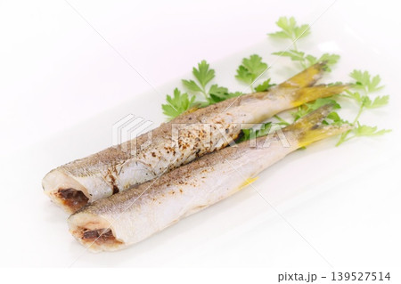 カマスの塩焼き　魚料理　明るい背景 139527514