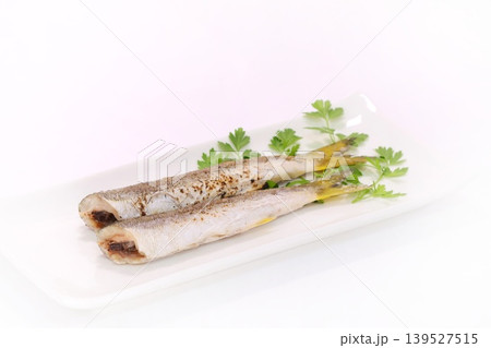 カマスの塩焼き　魚料理　明るい背景 139527515