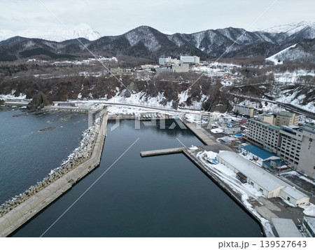 斜里町ウトロのホテル街と冬の港湾風景の空撮 斜里町ウトロのホテル街と冬の港湾風景の空撮 139527643