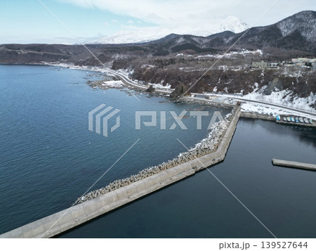 斜里町ウトロの冬の港湾と沿岸沿いの空撮 斜里町ウトロの冬の港湾と沿岸沿いの空撮 139527644