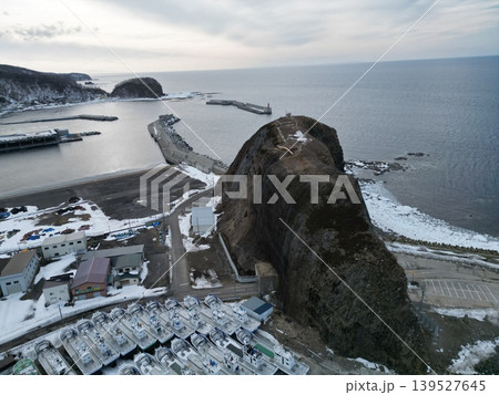 北海道斜里町ウトロの港湾とオロンコ岩の空撮 北海道斜里町ウトロの港湾とオロンコ岩の空撮 139527645