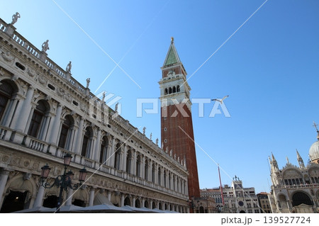 イタリア　ヴェネツィア旧市街　サン・マルコの鐘楼と国立マルチャーナ図書館 139527724