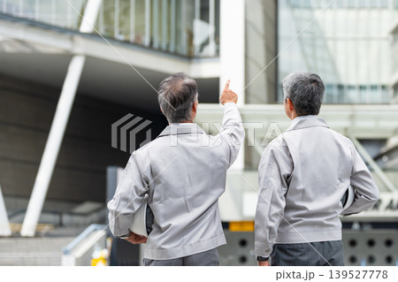 現場で打ち合わせをするビジネスマン 139527778