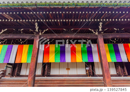 京都・光明寺 本堂を彩る五色幕と伝統的な木造建築の構造美 京都・光明寺 本堂を彩る五色幕と伝統的な木造建築の構造美 139527845