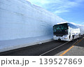 立山黒部アルペンルートの雪の間を走るバス 立山黒部アルペンルートの雪の間を走るバス 139527869