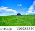 夏の青空とトラクターと広大な風景 139528250