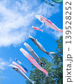青空を泳ぐ鯉のぼり 139528252