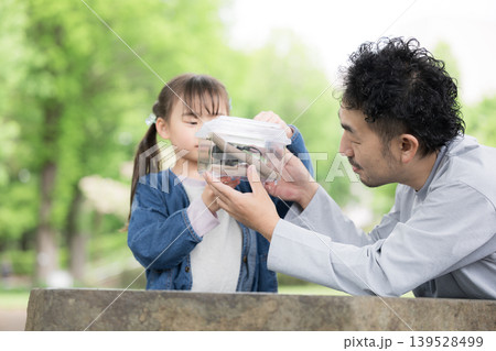 虫を観察する親子(父娘)2人のポートレート、自然体験と昆虫採集などの生物の学びの教育 虫を観察する親子(父娘)2人のポートレート、自然体験と昆虫採集などの生物の学びの教育 139528499