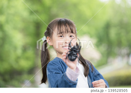 虫を見せて笑顔の女の子ポートレート発見と好奇心の成長イメージカメラ目線 昆虫採集と自然体験など怖い 虫を見せて笑顔の女の子ポートレート発見と好奇心の成長イメージカメラ目線 昆虫採集と自然体験など怖い 139528505