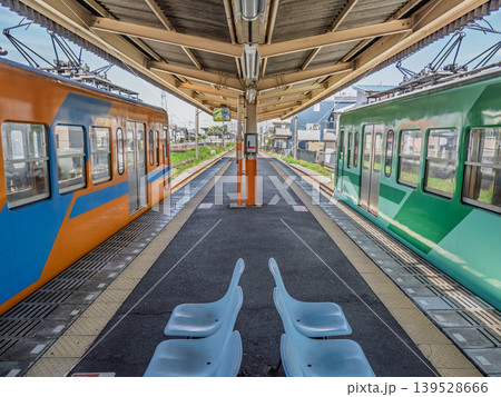 流鉄流山線・小金城趾駅で並ぶ2本の列車と列車交換 139528666