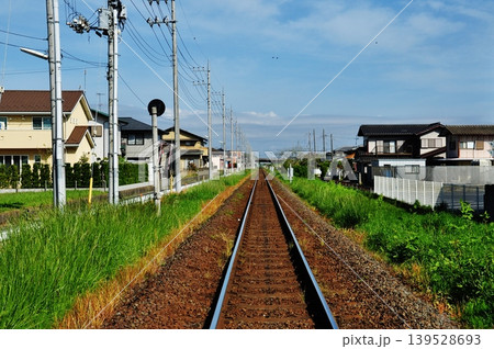 ひたちなか海浜鉄道湊線の線路と沿線ののどかな住宅街の風景 ひたちなか海浜鉄道湊線の線路と沿線ののどかな住宅街の風景 139528693
