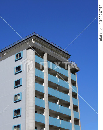 青空をバックにしたマンション 139528749
