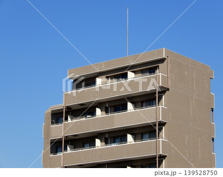 青空をバックにしたマンションと屋上の避雷針 139528750