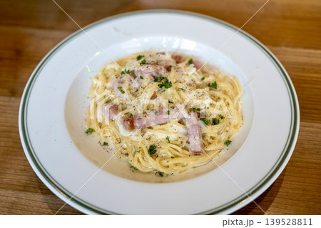オニオンとベーコンが入った濃厚クリームパスタ 139528811