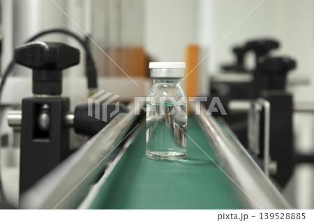 Machine conveyor with glass bottles ampoule 139528885