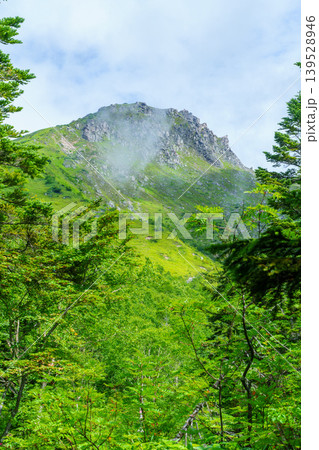 焼岳登山道から望む北アルプスの岩峰と霧に包まれた山岳風景 139528946