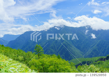 焼岳登山道から望む北アルプスの岩峰と霧に包まれた山岳風景 139528950