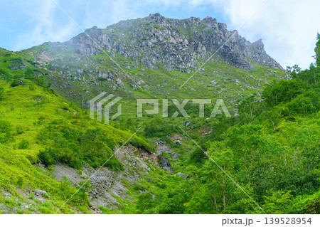 焼岳登山道から望む北アルプスの岩峰と霧に包まれた山岳風景 139528954