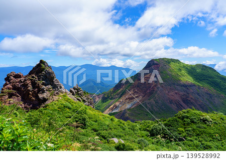 磐梯山登山で出会う岩峰と新緑の絶景 福島県の百名山の自然風景 磐梯山登山で出会う岩峰と新緑の絶景 福島県の百名山の自然風景 139528992