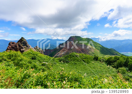 磐梯山登山で出会う岩峰と新緑の絶景 福島県の百名山の自然風景 139528993