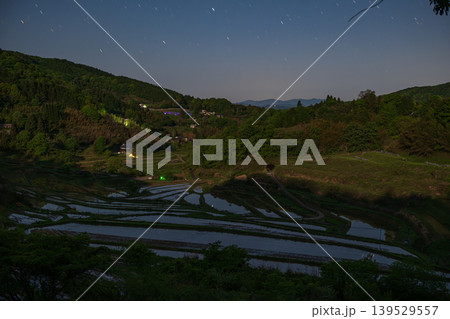 日本の岡山県美咲町のとても美しい夜の棚田 139529557