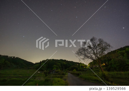 日本の岡山県美咲町のとても美しい夜の棚田 日本の岡山県美咲町のとても美しい夜の棚田 139529566