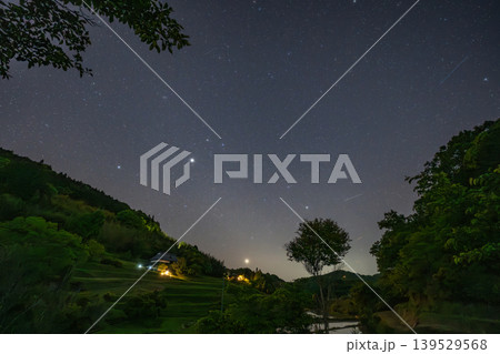 日本の岡山県美咲町のとても美しい夜の棚田 日本の岡山県美咲町のとても美しい夜の棚田 139529568