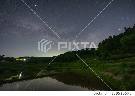 日本の岡山県美咲町のとても美しい夜の棚田 139529579