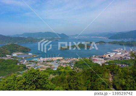 白滝山山頂から望む因島と瀬戸内海の絶景 しまなみ海道の風景 広島県 白滝山山頂から望む因島と瀬戸内海の絶景 しまなみ海道の風景 広島県 139529742