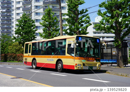 集合住宅前のバス停に停車する神奈中バス（旧塗装/三菱エアロスター） 139529820