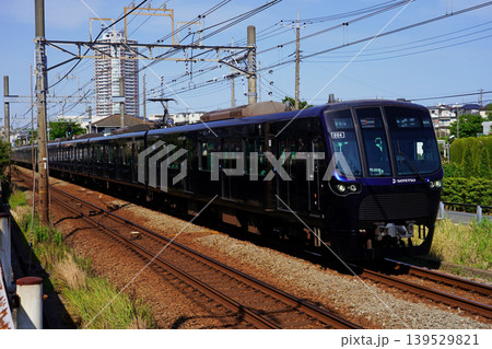 ネイビーブルーが晴天に映える相鉄20000系電車 ネイビーブルーが晴天に映える相鉄20000系電車 139529821