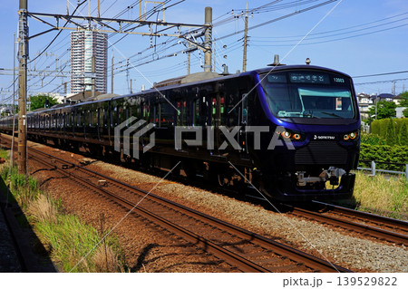 ネイビーブルーが晴天に映える相鉄12000系電車 ネイビーブルーが晴天に映える相鉄12000系電車 139529822