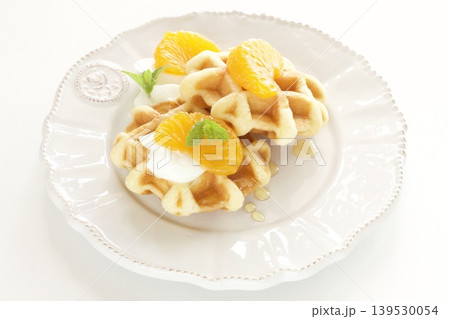 缶詰のみかんをのせたワッフル 139530054