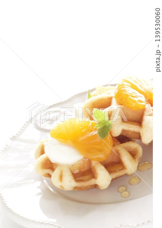 缶詰のみかんをのせたワッフル 139530060