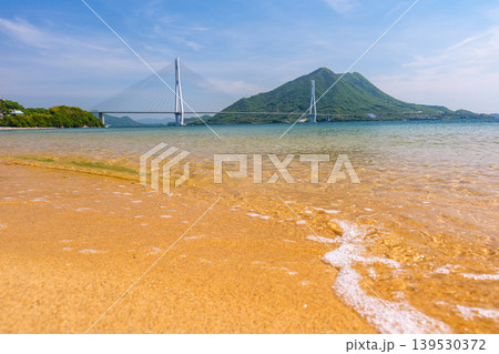 大三島の砂浜から望む多々羅大橋と生口島 しまなみ海道の瀬戸内絶景 大三島の砂浜から望む多々羅大橋と生口島 しまなみ海道の瀬戸内絶景 139530372