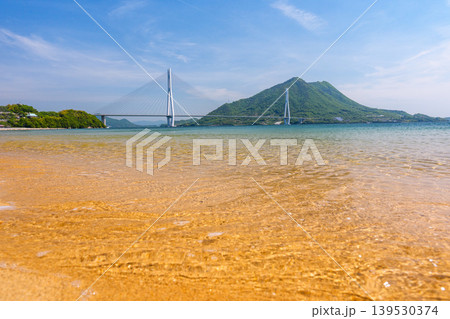 大三島の砂浜から望む多々羅大橋と生口島 しまなみ海道の瀬戸内絶景 大三島の砂浜から望む多々羅大橋と生口島 しまなみ海道の瀬戸内絶景 139530374