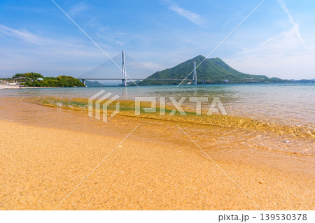 大三島の砂浜から望む多々羅大橋と生口島 しまなみ海道の瀬戸内絶景 大三島の砂浜から望む多々羅大橋と生口島 しまなみ海道の瀬戸内絶景 139530378