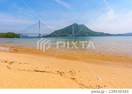 大三島の砂浜から望む多々羅大橋と生口島 しまなみ海道の瀬戸内絶景 大三島の砂浜から望む多々羅大橋と生口島 しまなみ海道の瀬戸内絶景 139530383