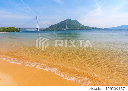 大三島の砂浜から望む多々羅大橋と生口島 しまなみ海道の瀬戸内絶景 大三島の砂浜から望む多々羅大橋と生口島 しまなみ海道の瀬戸内絶景 139530387