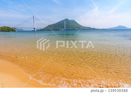 大三島の砂浜から望む多々羅大橋と生口島 しまなみ海道の瀬戸内絶景 大三島の砂浜から望む多々羅大橋と生口島 しまなみ海道の瀬戸内絶景 139530388