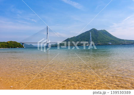 大三島の砂浜から望む多々羅大橋と生口島 しまなみ海道の瀬戸内絶景 139530389